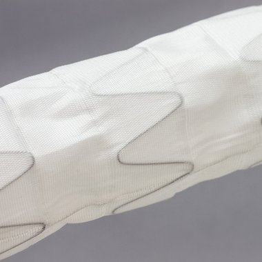 Integral gefertigte schlauchförmige Stentgraftstruktur mit integrierten Ringen aus Formgedächtnismaterial als Stentsystem.