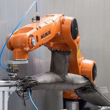 Das Bild stellt einen Roboter dar, der die Knotenelemente automatisiert herstellt.