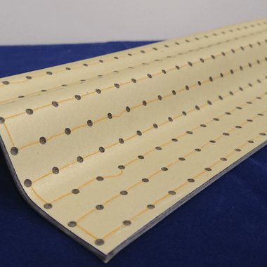 Glasfasergelege und Metallfolie wurden mithilfe einer industriellen Stickmaschine vernäht