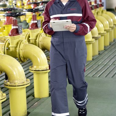 Eine Mitarbeiter trägt Schutzkleidung für Arbeiten unter elektrischer Spannung.