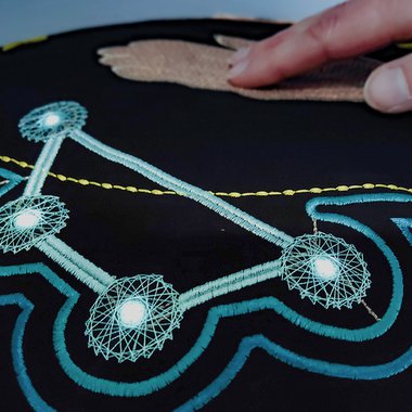 Kissen mit leitfähigen Garnen und Sensoren