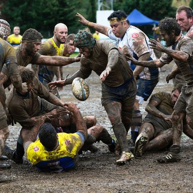 Rugbyspieler mit sehr schmutziger Kleidung. Photo by Quino Al on Unsplash