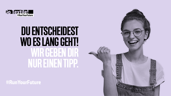 Junge Frau deutet mit Daumen nach links