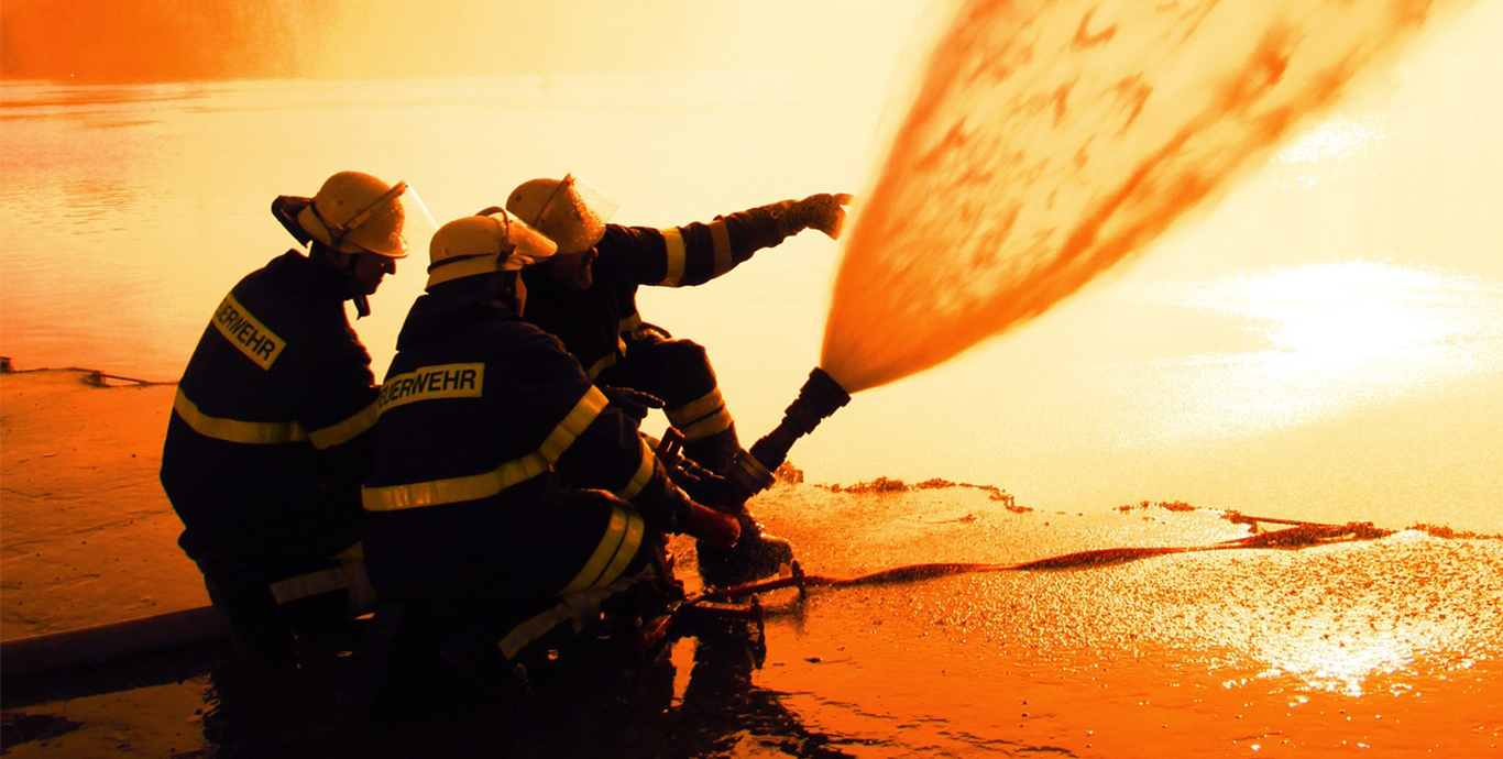 Feuerwehrleute in Spezialtextilien