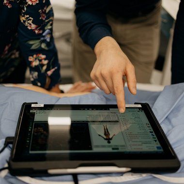 Die Vision: Pfleger bekommen die Warnung direkt © Trnava University on Unsplash