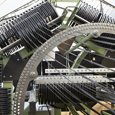 Für die Herstellung von Prüf- und Musterbauteilen aus bogenförmigen Preforms notwendig: Die Integration einer Diagonaleinrichtung in eine Wirkmaschine, die die