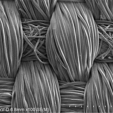 Rasterelektronenmikroskopische (REM)-Aufnahme eines textilen Filtergewebes: Nach der Beschichtung mit den Adsorbentien steigt das mechanische und adsorptive Rüc