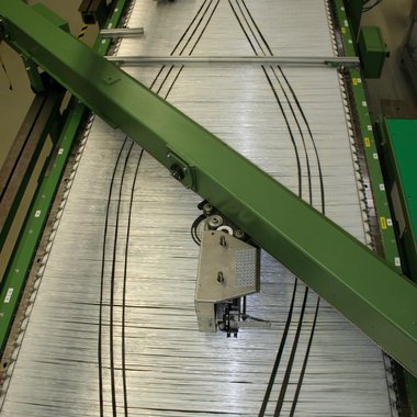 Aufbringen von Zusatzrovings auf einer geschlossenen Fadenlage an der Multiaxial-Kettenwirkmaschine