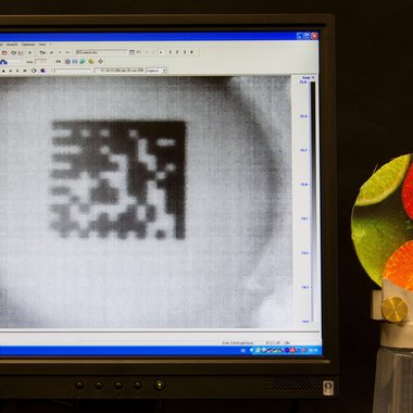 Für den Verbraucher unsichtbar, aber mit Infrarotstrahlen lesbar: textile Sicherheitscodierung