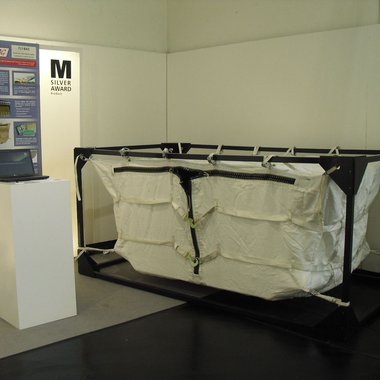 Gasdicht, splitterschützend und flammresistent: das mit mehreren Innovationspreisen ausgezeichnete textileTransportbehältnis FLY-BAG
