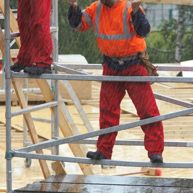 Warnkleidung wird häufig auch im Außenbereich eingesetzt und zu diesem Zweck hydrophobiert