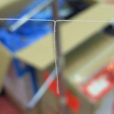 Kringelneigung eines Garns aufgrund der durch den Spinnprozess inhärent wirkenden Torsionskräfte. In Maschenwaren bewirkt dies eine Formänderung und die Verwind