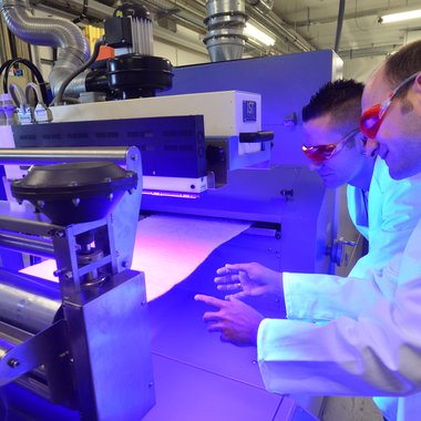 Laborbeschichtungsanlage mit UV-LED-Strahler im Betrieb.