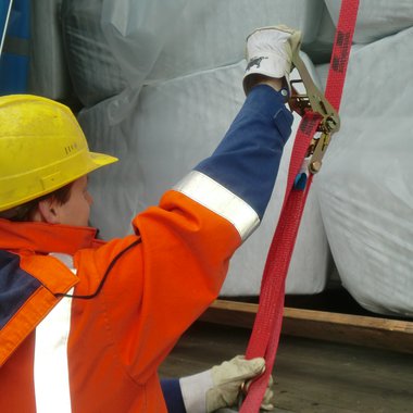 Sicherheitsrelevante Zurrgurte sollten möglichst lange ohne Materialeinbußen Wind und Wetter ausgesetzt sein