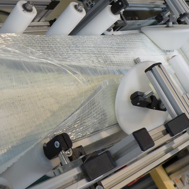 Preformingprozess zur kontinuierlichen Ummantelung von pinverstärkten Schaumkernen