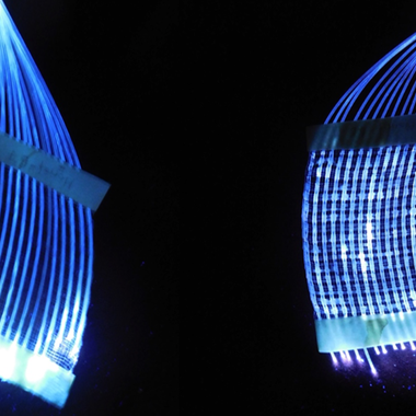 Durch Einarbeitung modifizierter PMMA-Monofile zur UV(A)-Emission stimulierte Gittergewebe