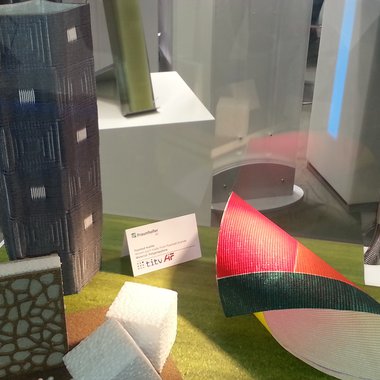Exponat auf der K-Messe in Düsseldorf: einlagig verwebte EPP-Stränge als bunt bedruckte Fläche