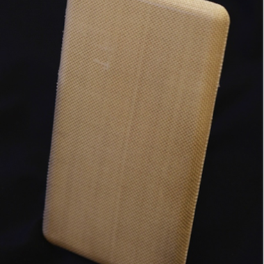 Umgeformte rückseitige Smartphone-Schale aus mit poly-PETA-Dünnschichten versehenem Cordenka®-Gewebe in einer Polypropylenmatrix