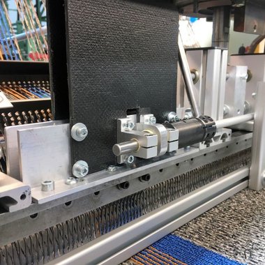 Nadelbarre einer Tuftingmaschine mit Führungselement aus Faserverbundwerkstoff