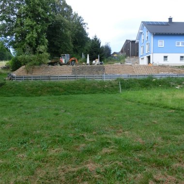 Mit Strohsträngen belegter Hang