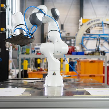 There are no safety limitations such as light barriers or fences for the robot, that works with the human producing fibre compounds.