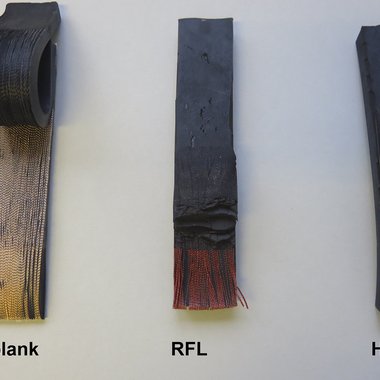3 Verbundkörper aus PA 66-Cord / NR-SBR-Kautschuk nach Peel-Test. Links ohne Dip: rasche Delamination der Schichten; rechts mit RFL- bzw. HMF-Dip: gute Haftung
