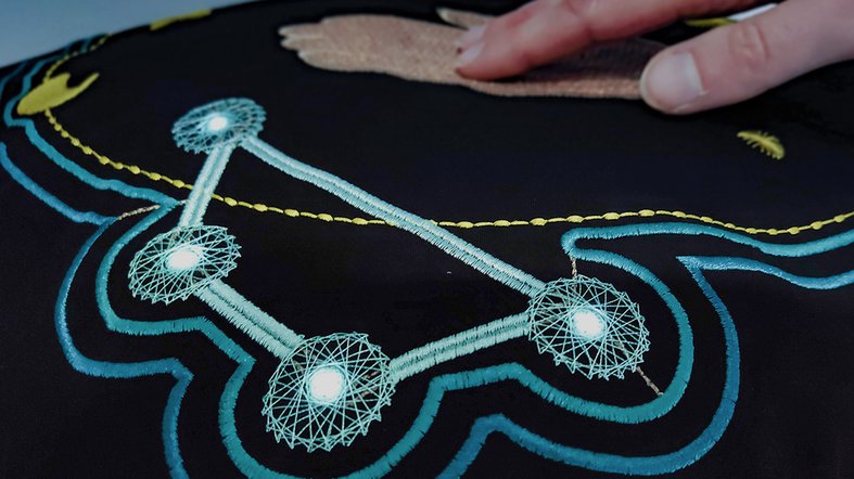 Kissen mit leitfähigen Garnen und Sensoren