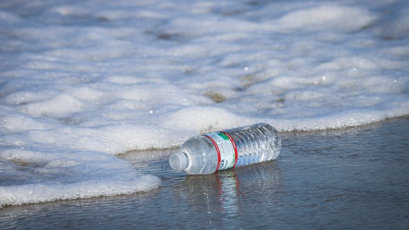 Plastikflasche am Strand