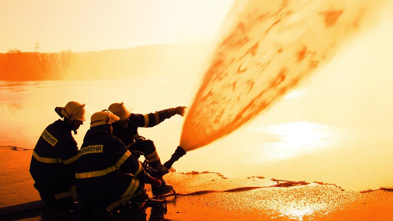 Feuerwehrleute in Spezialtextilien